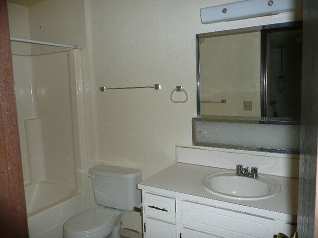 Building Photo - Nice 3 Bedroom 1 1/2 Bath Townhouse in Tac...