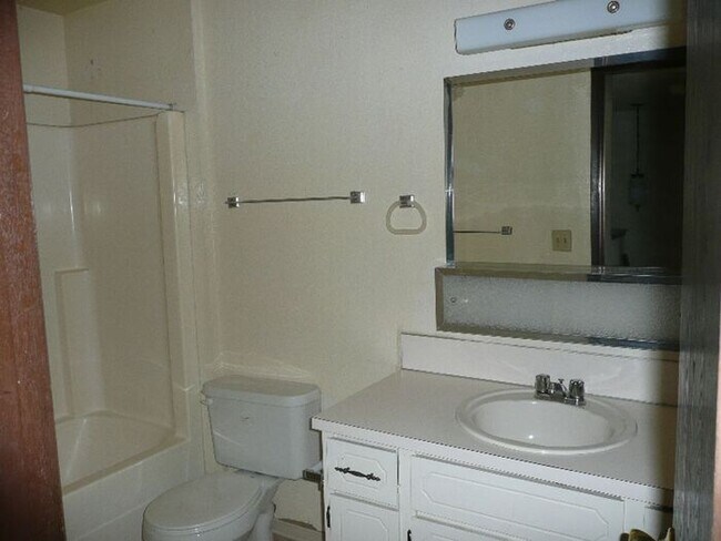 Building Photo - Nice 3 Bedroom 1 1/2 Bath Townhouse in Tacoma!