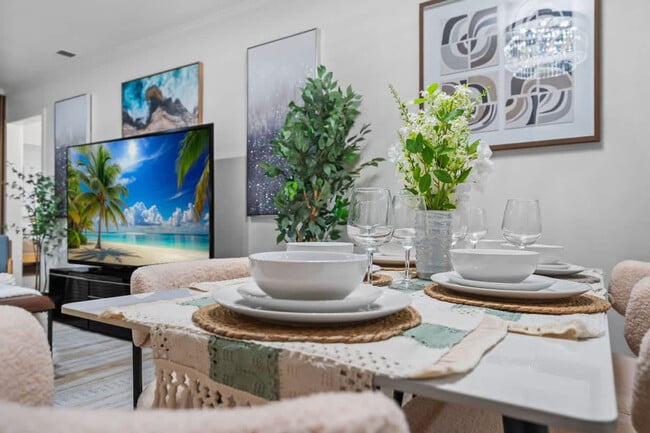 Building Photo - 606 S Sunshine Ave