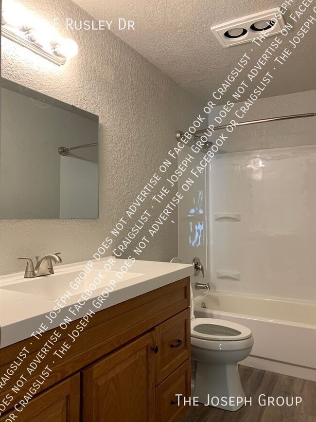 Building Photo - 3618 E Rusley Dr