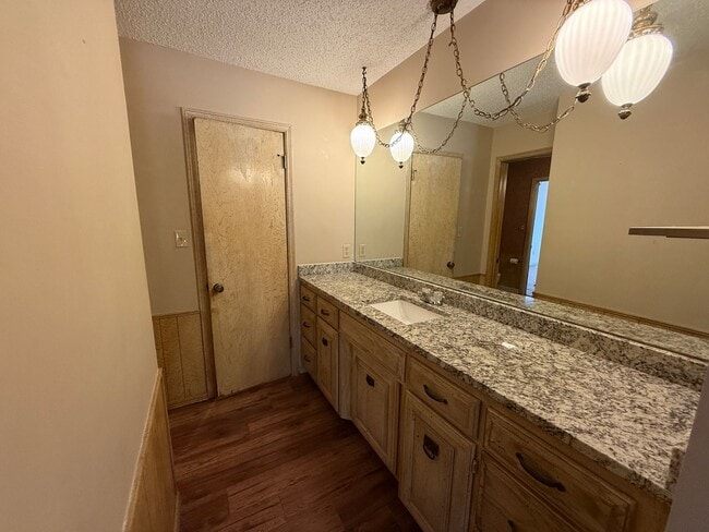 Building Photo - Vaulted Ceilings, Large Great Room! 3 bedr...
