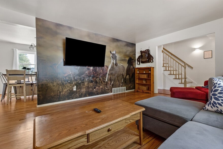 Building Photo - 10 James Dr