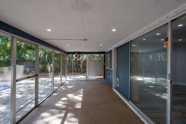 Building Photo - 3525 Riviera Dr