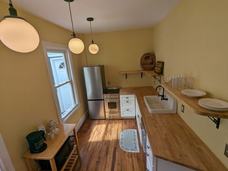 Building Photo - 241 Spring St