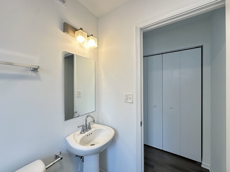 Building Photo - 925 W Carmen Ave