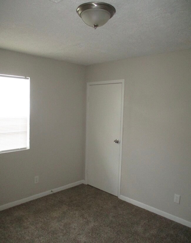 Building Photo - 8 Lanes End