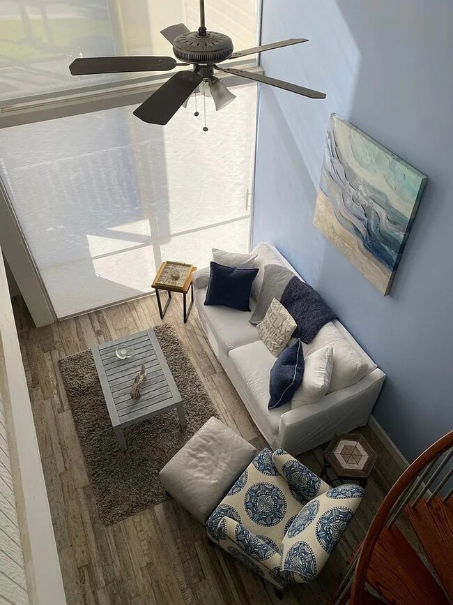 Building Photo - Atlantic Beach Gem!
