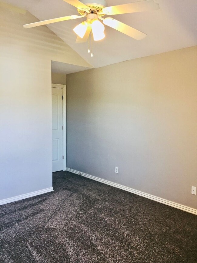 Building Photo - 3 Miles From the UofA!! Beautiful 3 Bedroo...