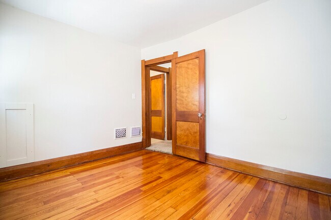 Building Photo - 513 Hampton Ave