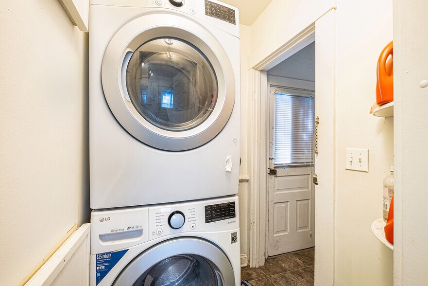 Building Photo - 1119 S Forest Ave