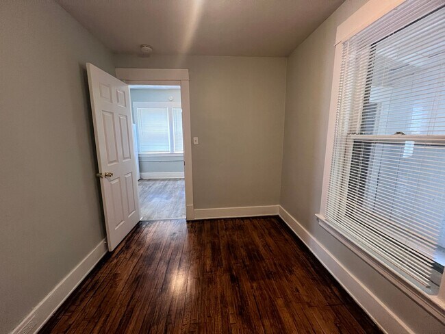 Building Photo - Upper One Bedroom - Close to Downtown Gran...