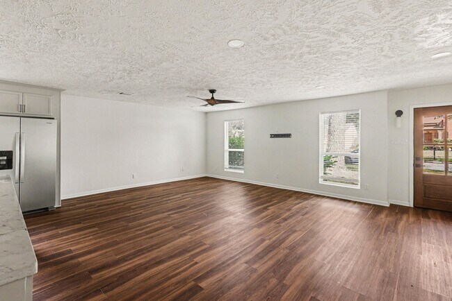 Building Photo - 2430 Summer Spring Dr