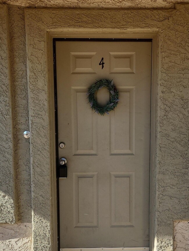 Building Photo - MARVELOUS TWO BEDROOMS AND ONE BATHROOM AV...