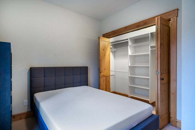 Building Photo - 150 Adams St