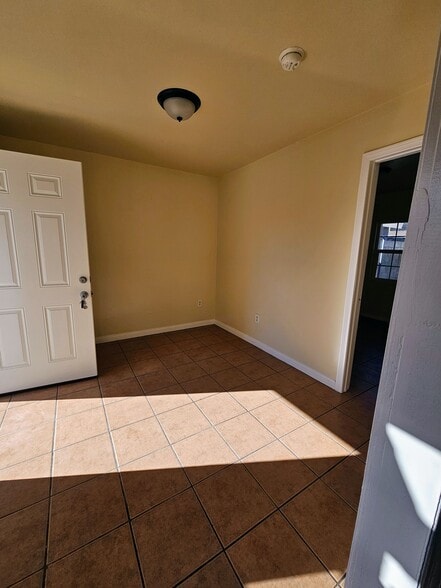 Building Photo - 2631 E 2nd St