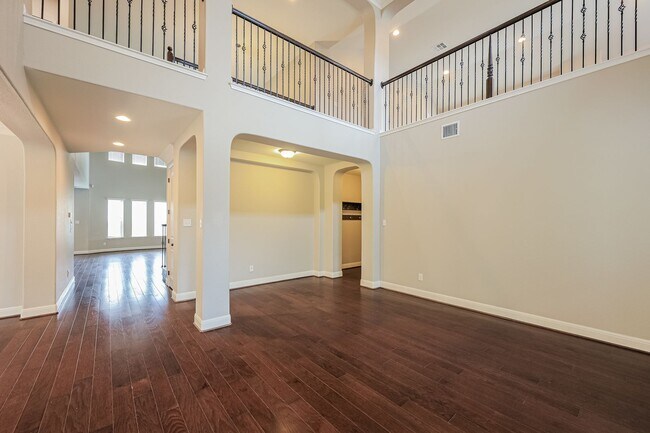 Building Photo - 5 Bedrooms and 3+ Living Spaces!