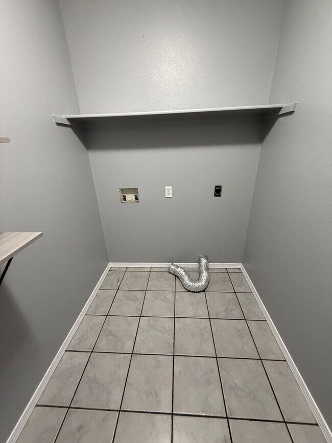 Building Photo - Nice 3 Bed 2 Bath House.  Yard Care Included.  Gas Heat & Hot Water