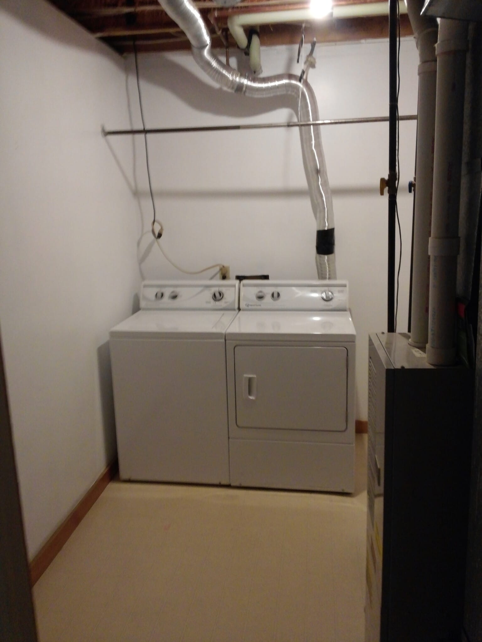 Laundry room - 4400 Manhattan W