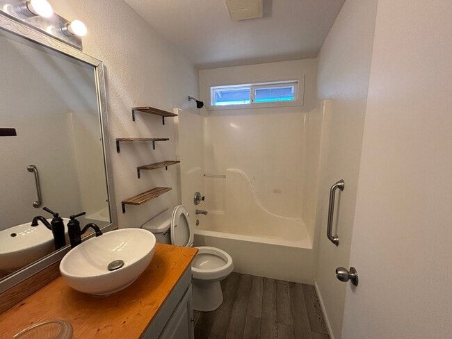 Building Photo - Comfortable Charm on a Spacious Lot in SW ...