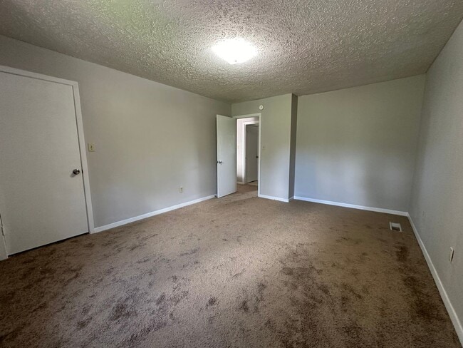 Building Photo - 2 Bedroom / 1.5 bath Townhouse, Kingsport TN