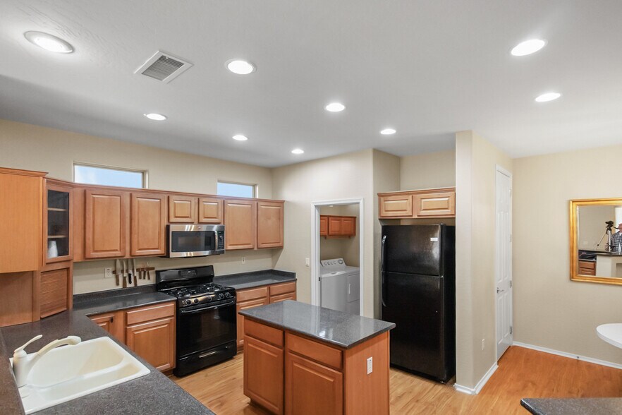 Building Photo - 17547 W Calistoga Dr