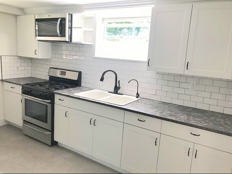 Kitchen - 728 Golden Ave
