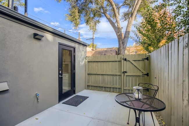 Building Photo - Congress Park – Beautiful High-End Studio