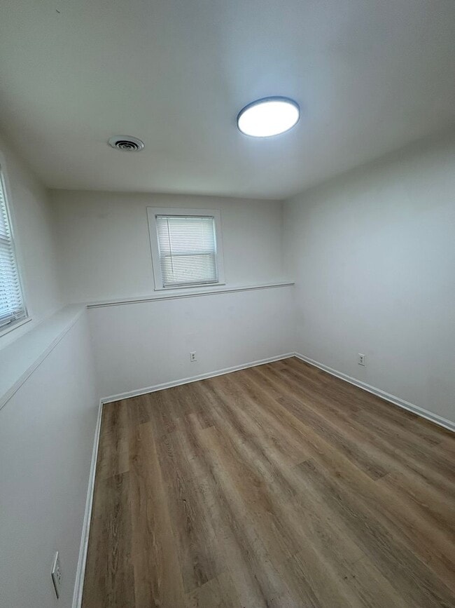 Building Photo - Delightful 2 Bedroom Bungalow Home-317 Woods