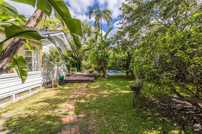 Building Photo - 655 NE 120th St