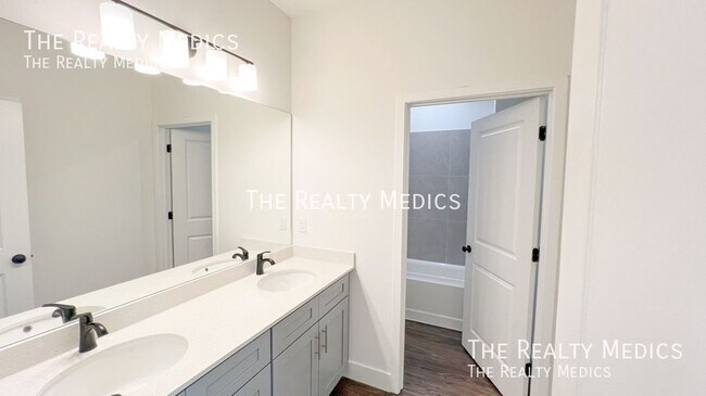 Building Photo - 905 Toluca St SE