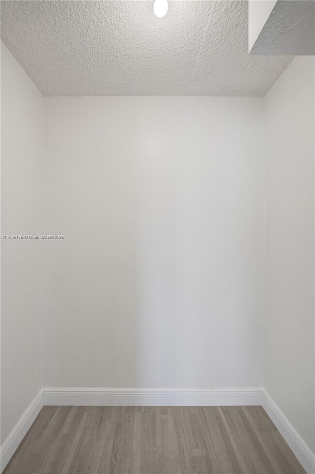 Building Photo - 4152 Inverrary Dr