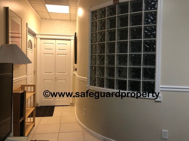 Building Photo - Charming Fully Furnished Bungalow in Millcreek