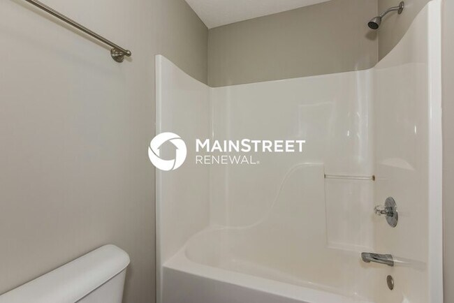 Building Photo - 4 Bedroom Pet-Friendly Home in Hendersonville, TN with Main Street Renewal
