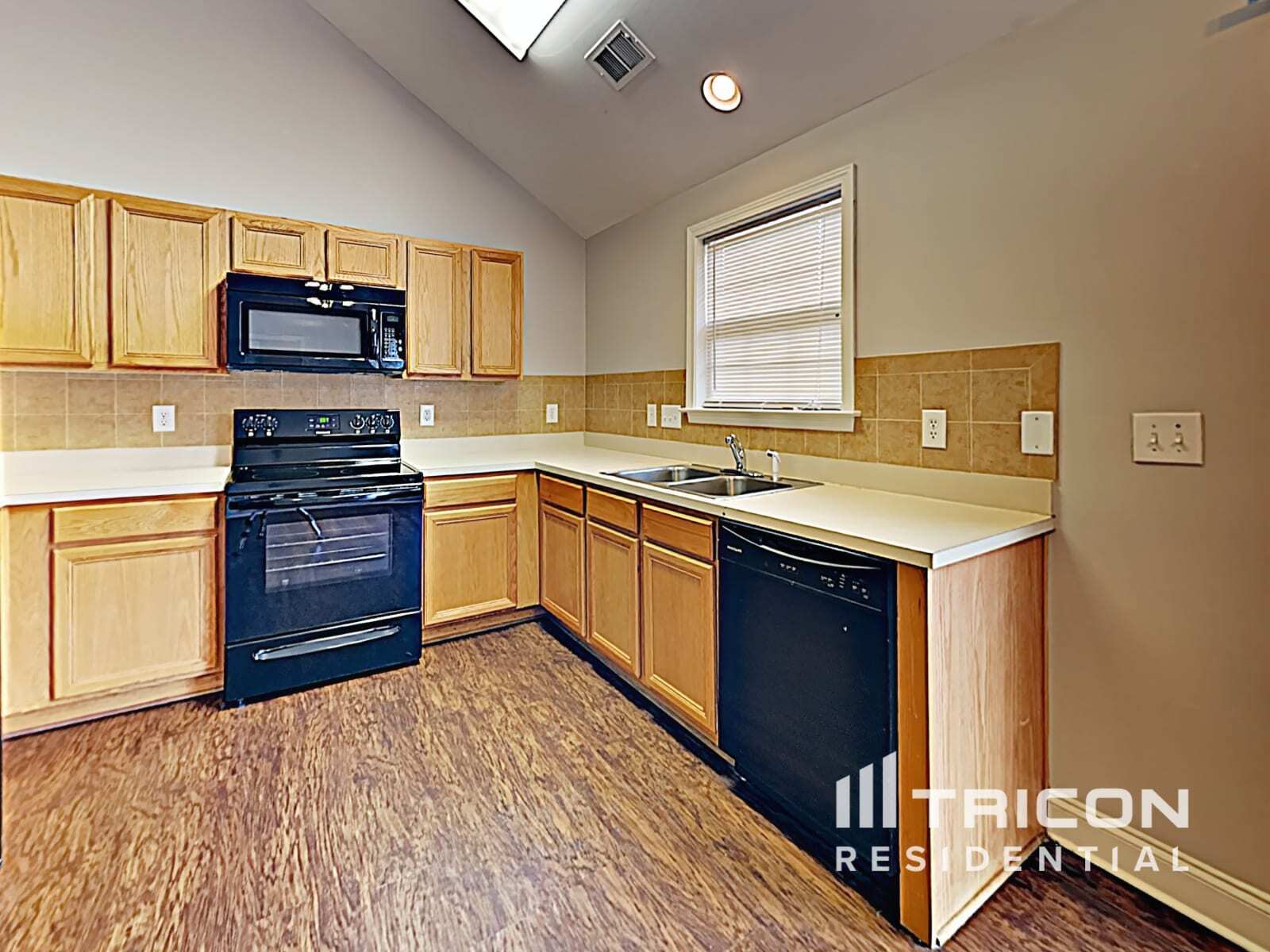 Building Photo - 2309 Saluda Dr