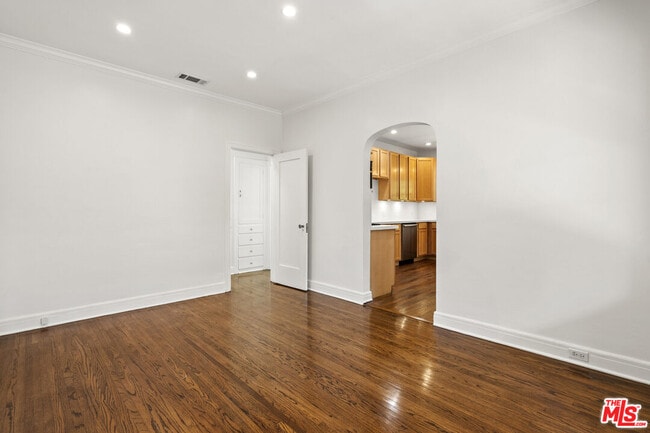 Building Photo - 448 Westmount Dr