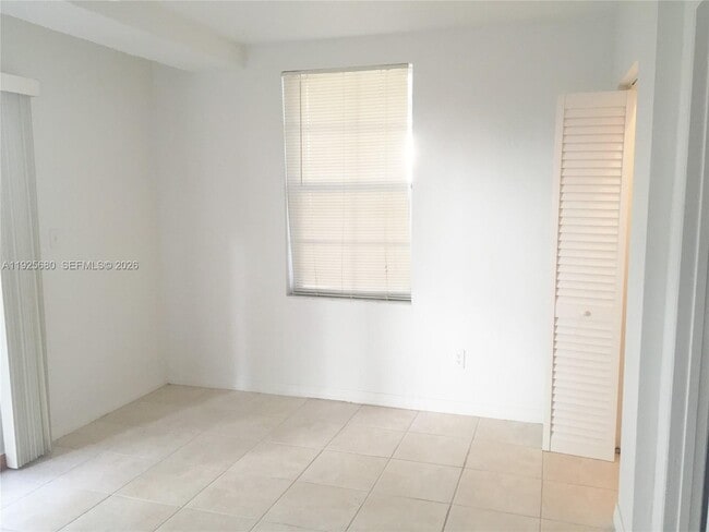 Building Photo - 8940 NE 8th Ave