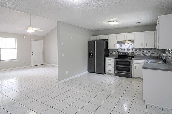 Building Photo - 1235 Pineridge Way