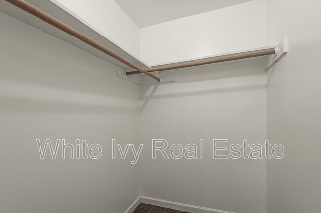 Building Photo - 818 University Ave