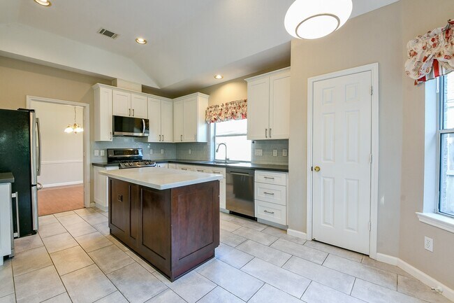 Building Photo - 18035 Somerset Knolls Ct