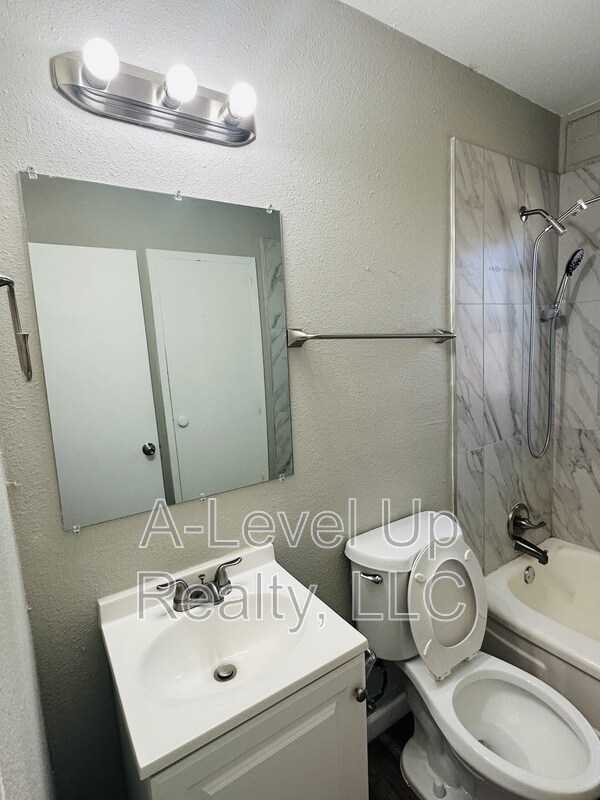 Building Photo - 3043 E Proctor Vista