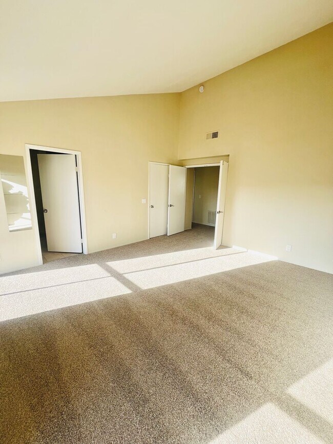 Building Photo - LA JOLLA VILLAGE LIVING! SPACIOUS 3BD/2.5BA TOWNHOME AVAILABLE JUNE for $4,795/mo!