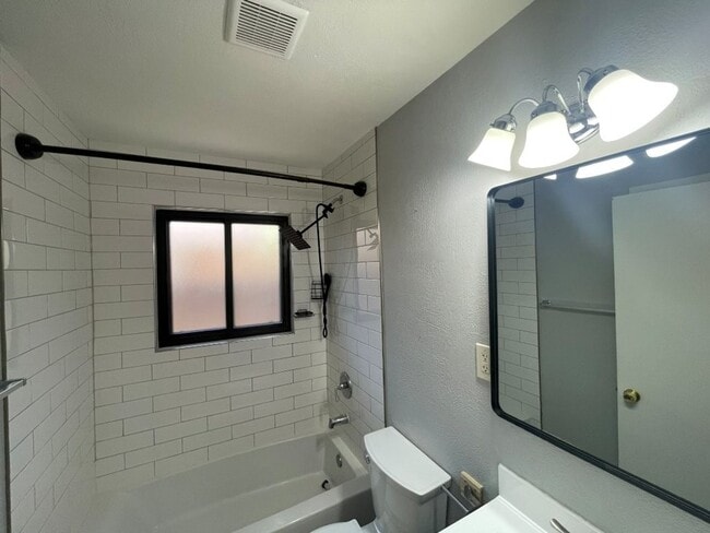 Building Photo - Spacious 3 bed/1 bath w/W/D and 2 car garage