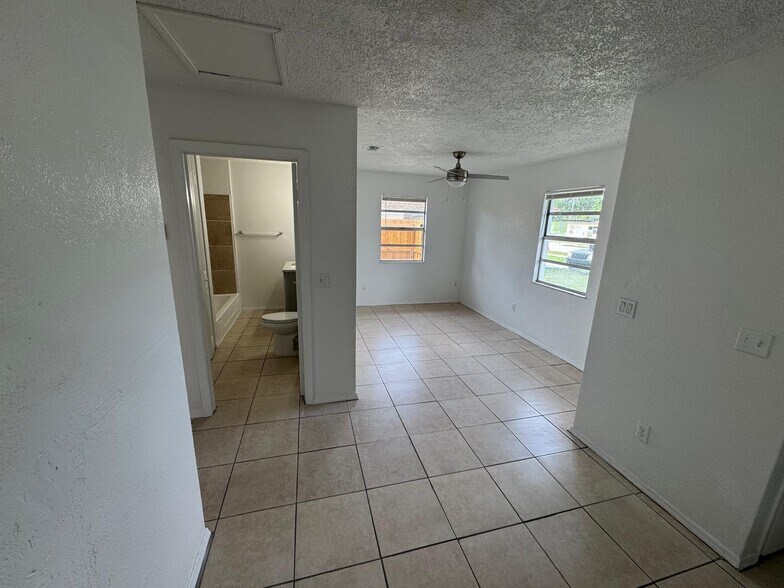 Building Photo - 300 NW 28th Way