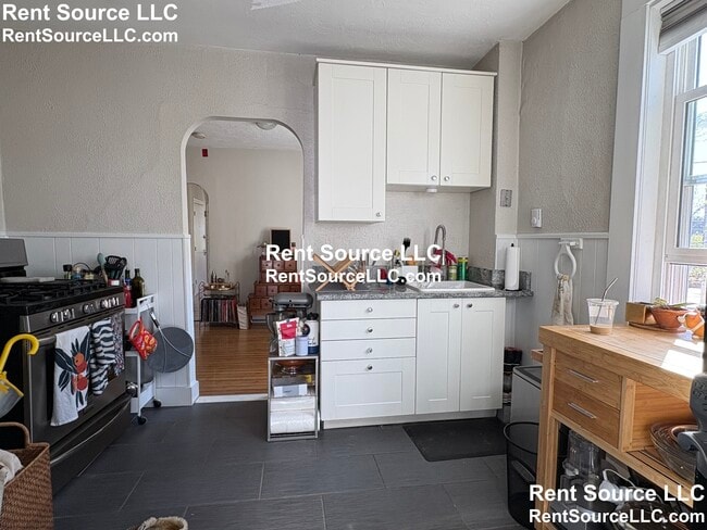 Building Photo - 565 Somerville Ave