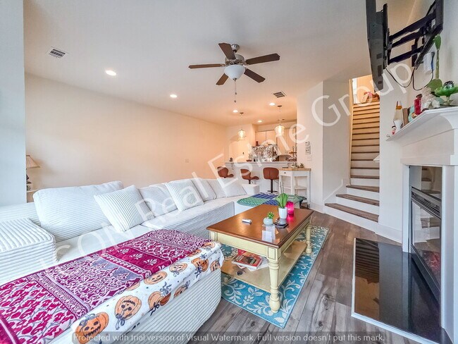 Building Photo - Spacious 3/2.5 Townhome