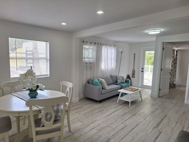 Building Photo - 1BR 1BA - NSB