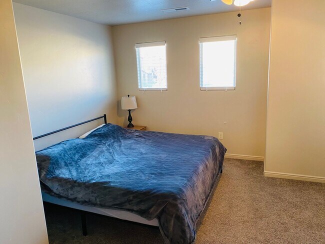 Building Photo - Beautiful Fossil Hills 3 bedroom, 2.5 bath...