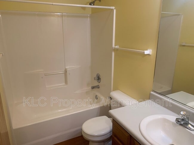 Building Photo - 402 SE Orchid St