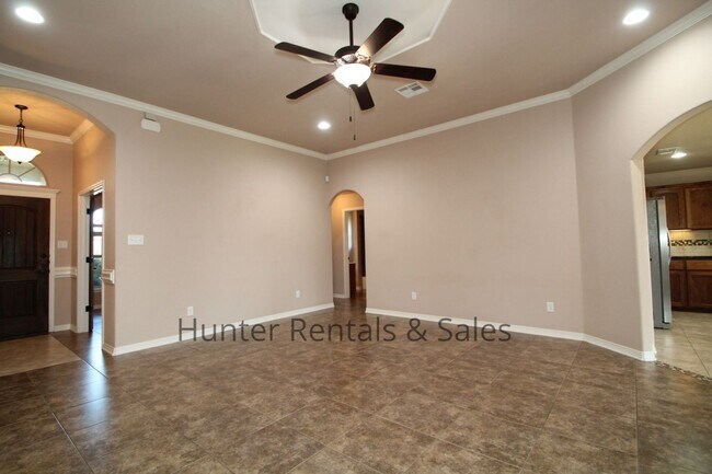 Building Photo - Evergreen Estates Beauty!