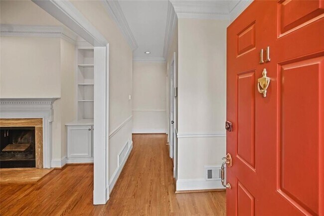 Building Photo - 11 Paces W Dr NW